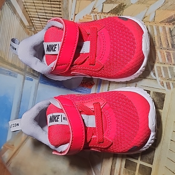 NIKE Revolution Toddler Boys Sz 5C PreLoved EUC Red Black White Gray BQ5673-603 - Picture 3 of 8